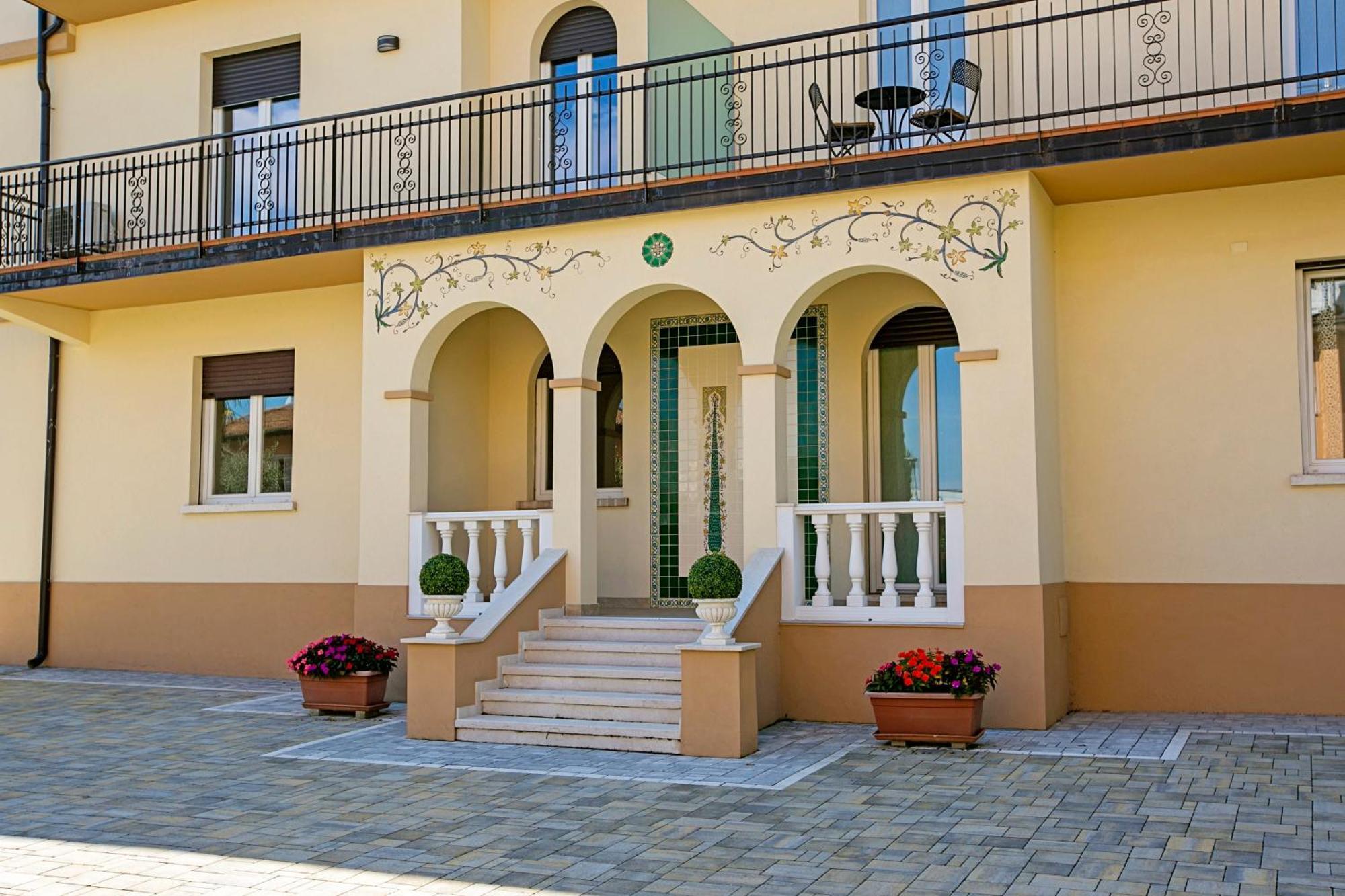 Villa Mimosa - Appartamento 1 - Happy Rentals เดเซนซาโนเดลการ์ดา ภายนอก รูปภาพ